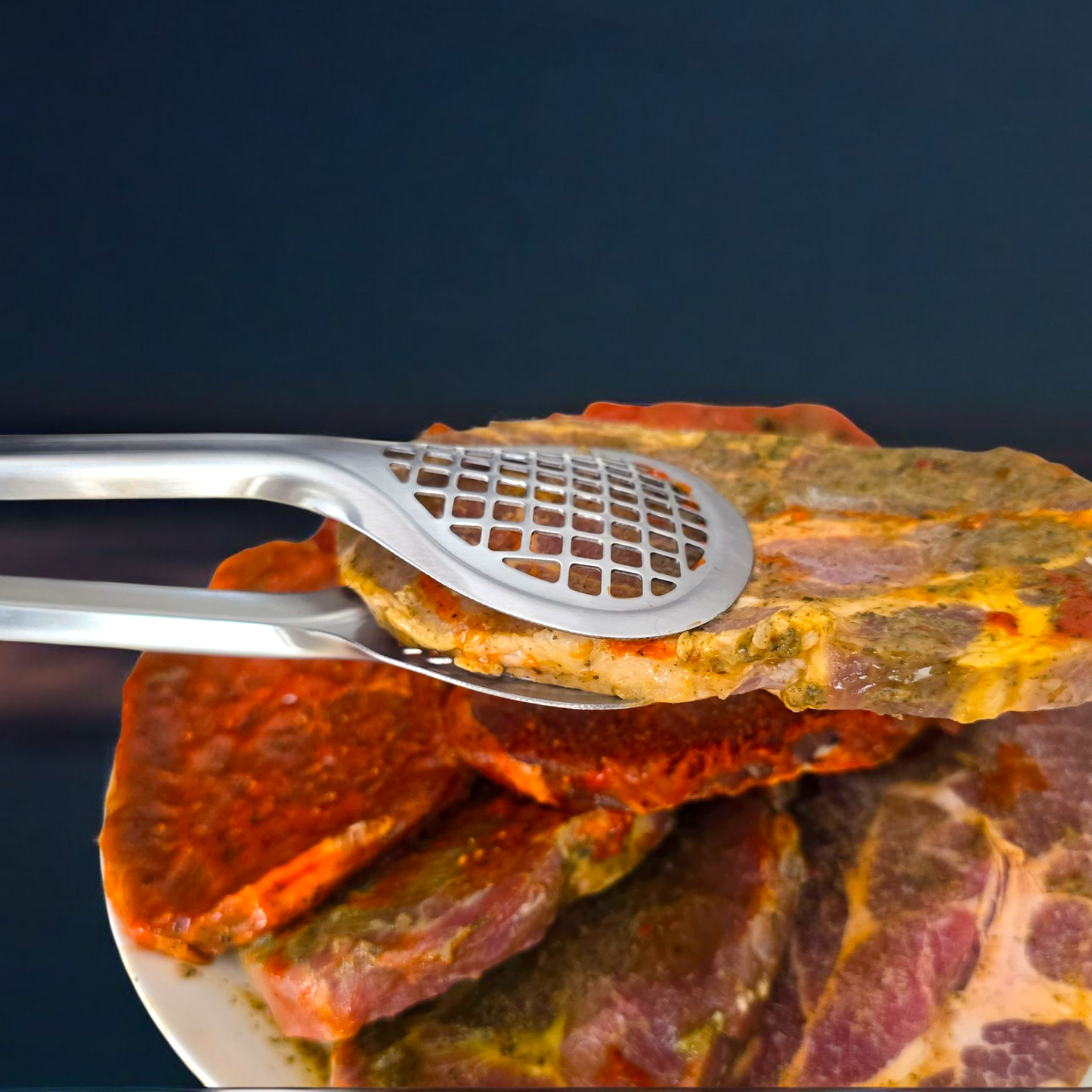 S-HubOla S SHARK Grillzange – 33,2 cm Edelstahl BBQ-Zange – Automatik-Verschluss – Haifisch-inspiriertes Design – Teil der Serie mit Messern & Fleischgabel